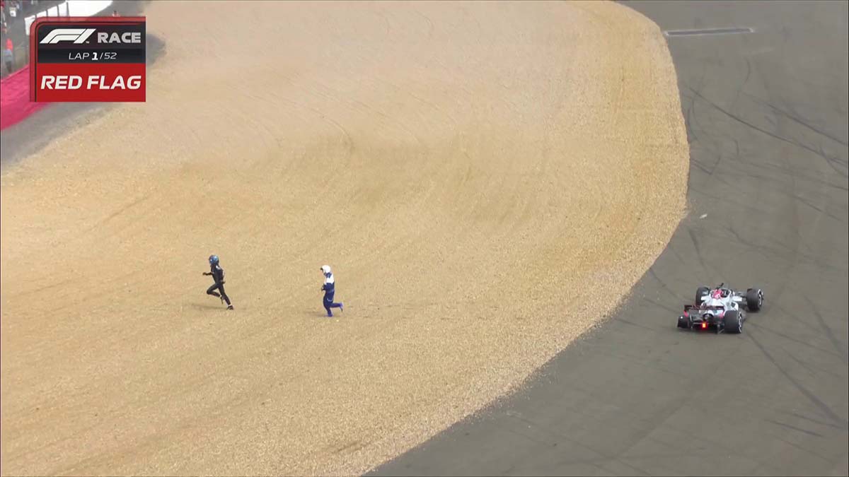 Tras el accidente de Zhou, el piloto británico, George Russell, toma acción inmediata y se baja para intentar ayudar al conductor chino