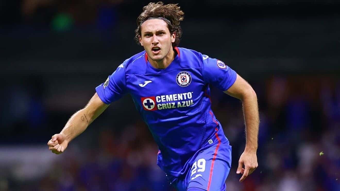 Feyernood mostró interés por Santi Giménez