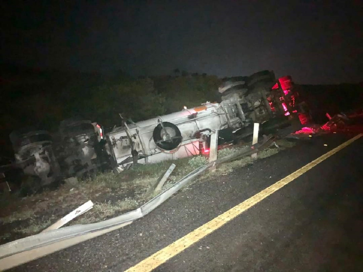 Una pipa se volcó en la carretera
