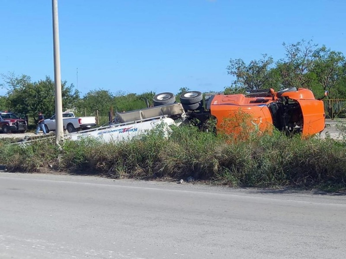 Matamoros: por volcadura de pipa