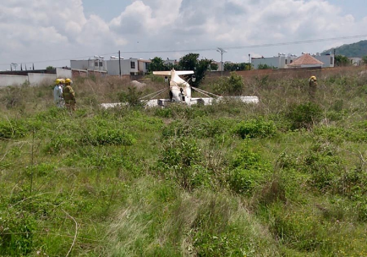 Aterriza avioneta en terreno baldío