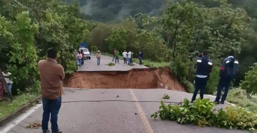 Incomunicados 26 poblados en Guerrero por colapso carretero