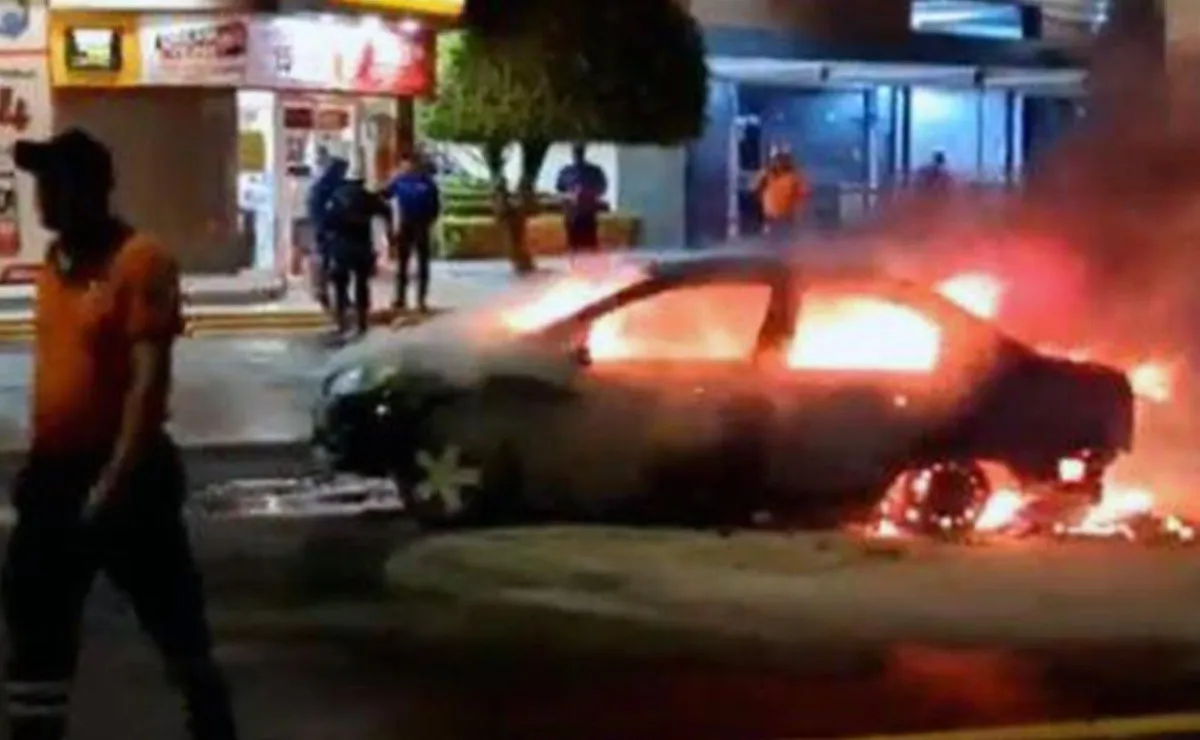 Delincuentes queman autos, Oxxos y farmacias en Guanajuato. Los atentados se dieron en distintos puntos de Celaya e Irapuato.