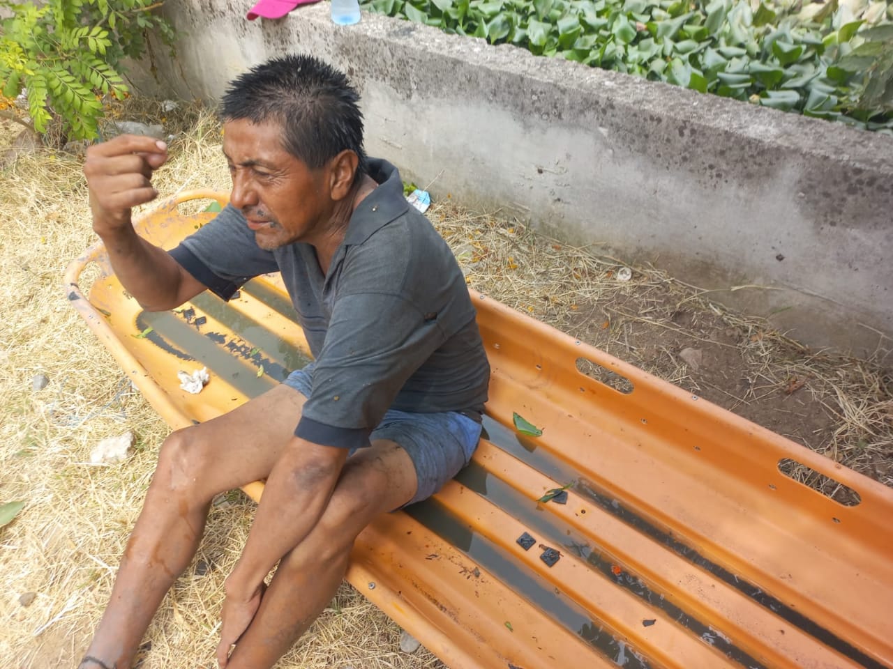 en estado de ebriedad cayó a canal con cocodrilos