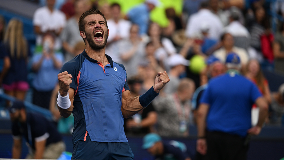 Contra todo pronóstico, el tenista croata, Borna Coric, vence a Tsitsipas en la final y se consagra al ganar el Masters 1000 de Cincinnati.