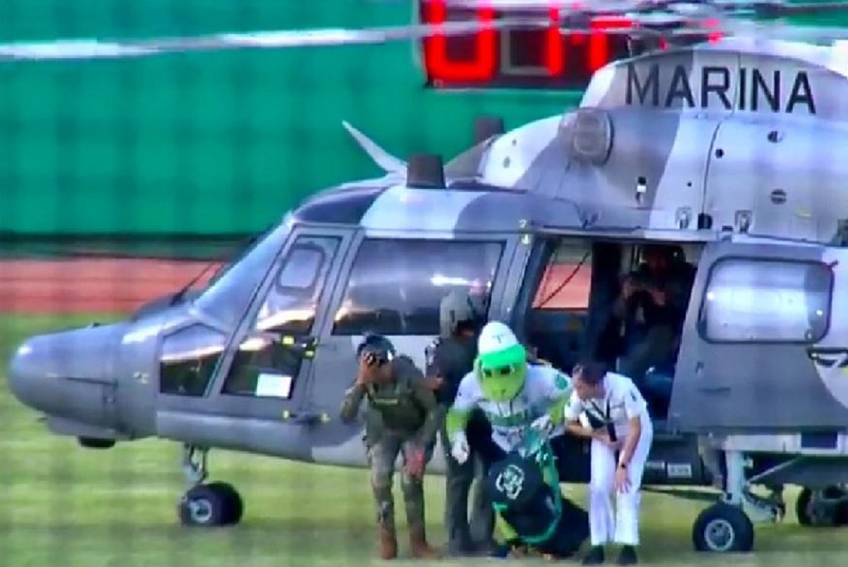 helicóptero en partido de beisbol