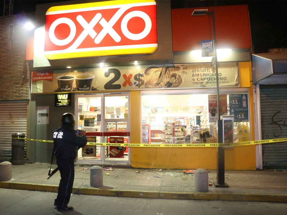 Este pasado sábado por la tarde, un hombre toma a los empleados de un Oxxo como rehenes mientras amenaza con suicidarse con un machete.