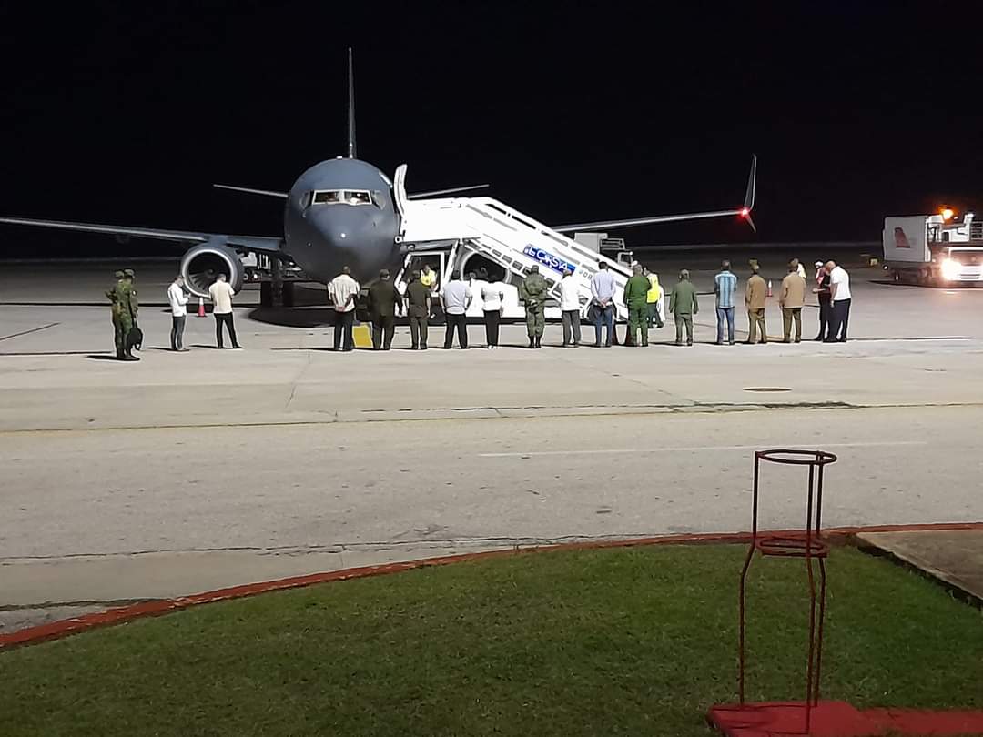 Durante la noche del pasado sábado, un avión mexicano llega a Cuba con ayuda para combatir el incendio de combustible en Matanzas.