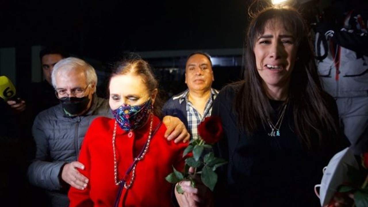 Tras estar 3 años encerrada, Rosario Robles finalmente es puesta en libertad y da sus primeras palabras ante su salida de prisión.