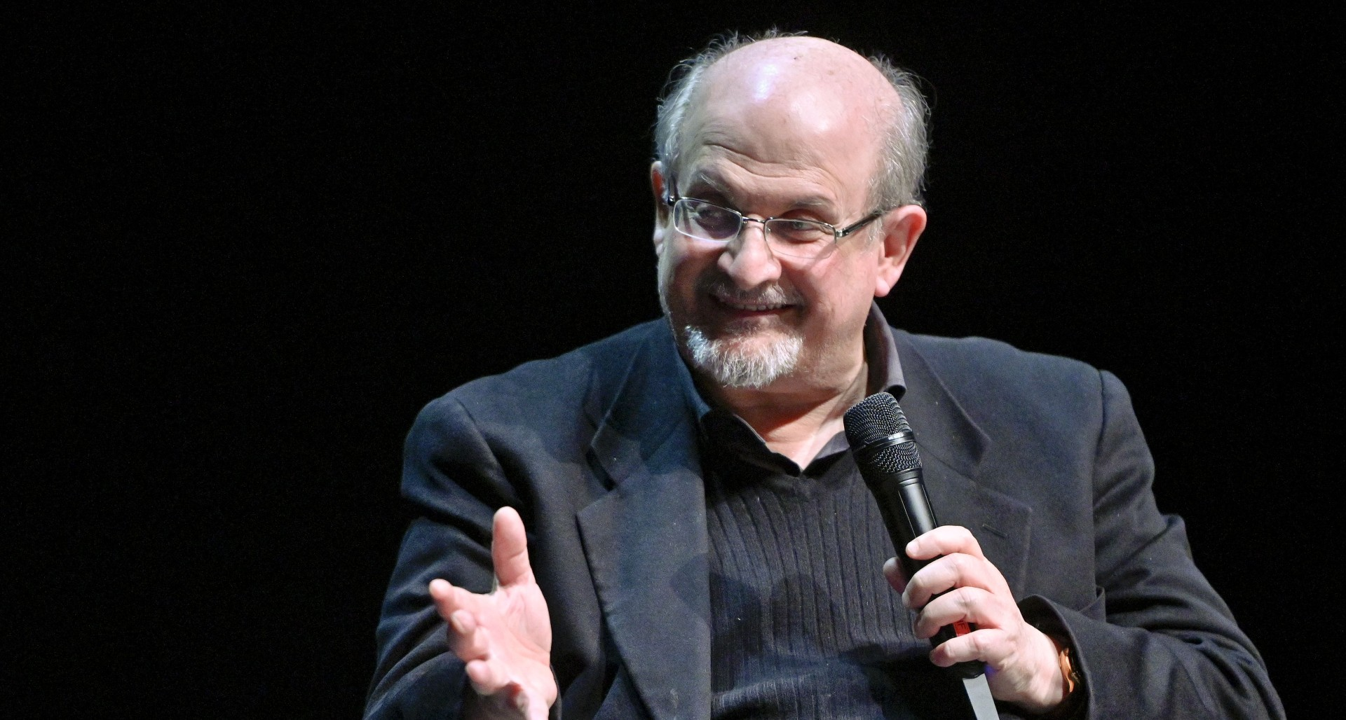 El estado de salud del escritor Salman Rushdie mejora tras dejar el respirador, asegura su agente, Andrew Wylie.