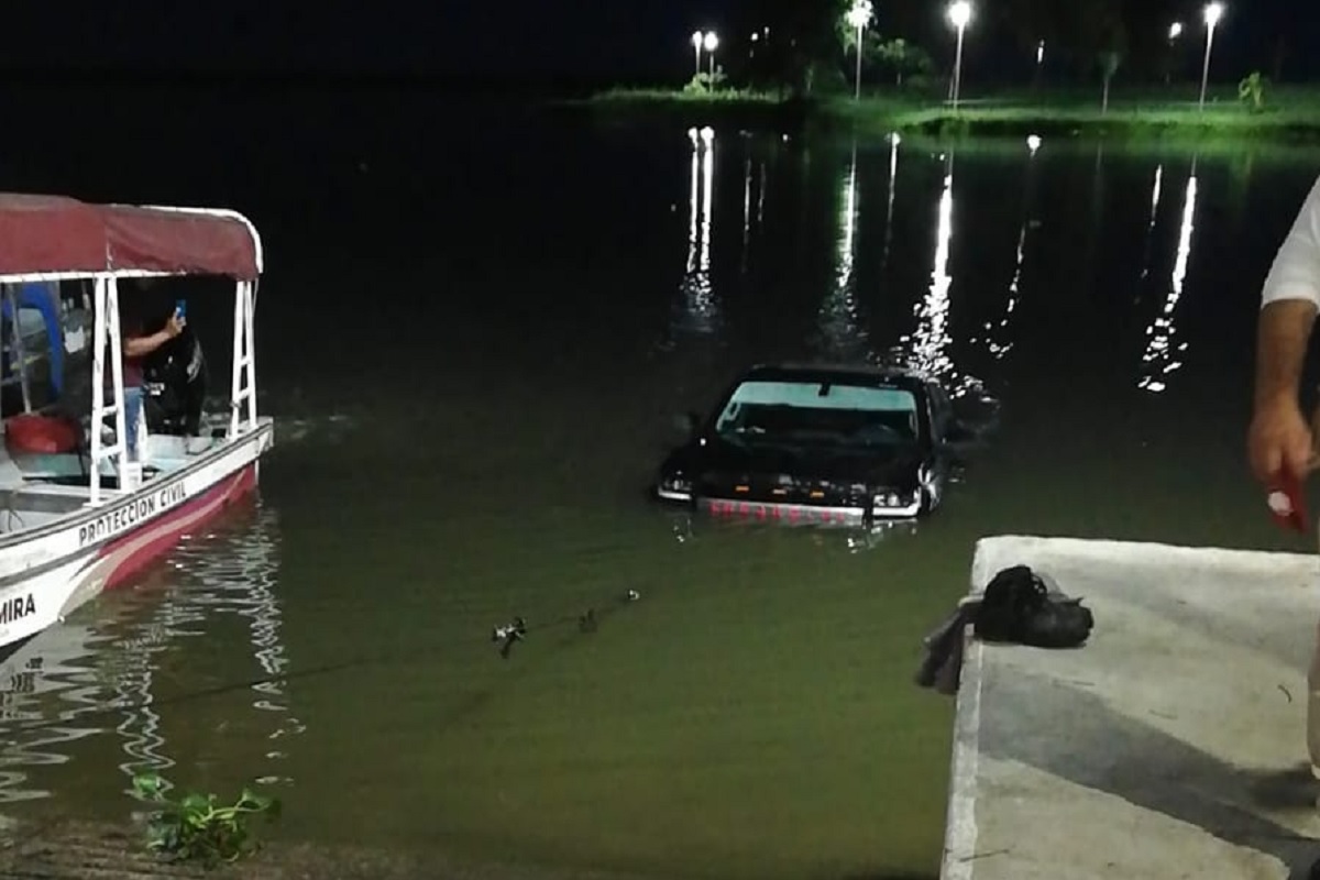 camioneta en Laguna del Champayán