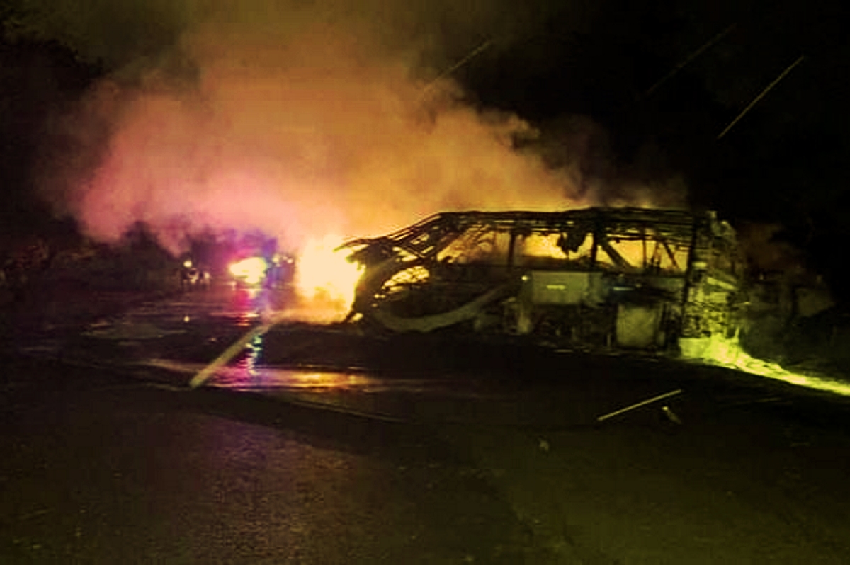 choque entre autobús y pipa 15 personas calcinadas