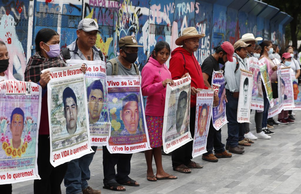 Vidulfo Rosales acusa negociaciones bajo la mesa para cancelar 21 órdenes de aprehensión por el caso Ayotzinapa.