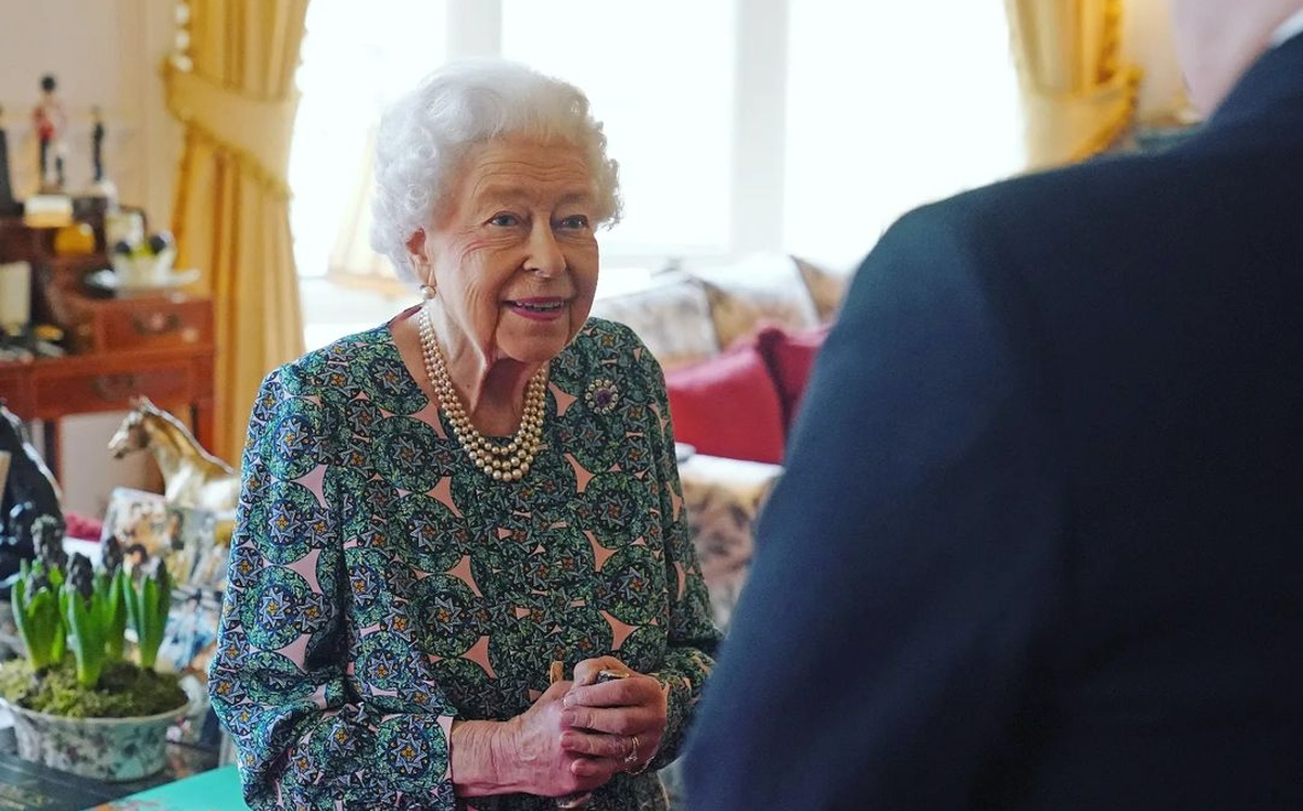 La BBC pidiera a conductores vestir de negro al tiempo que modifica la programación debido al estado de salud de la reina Isabel II.