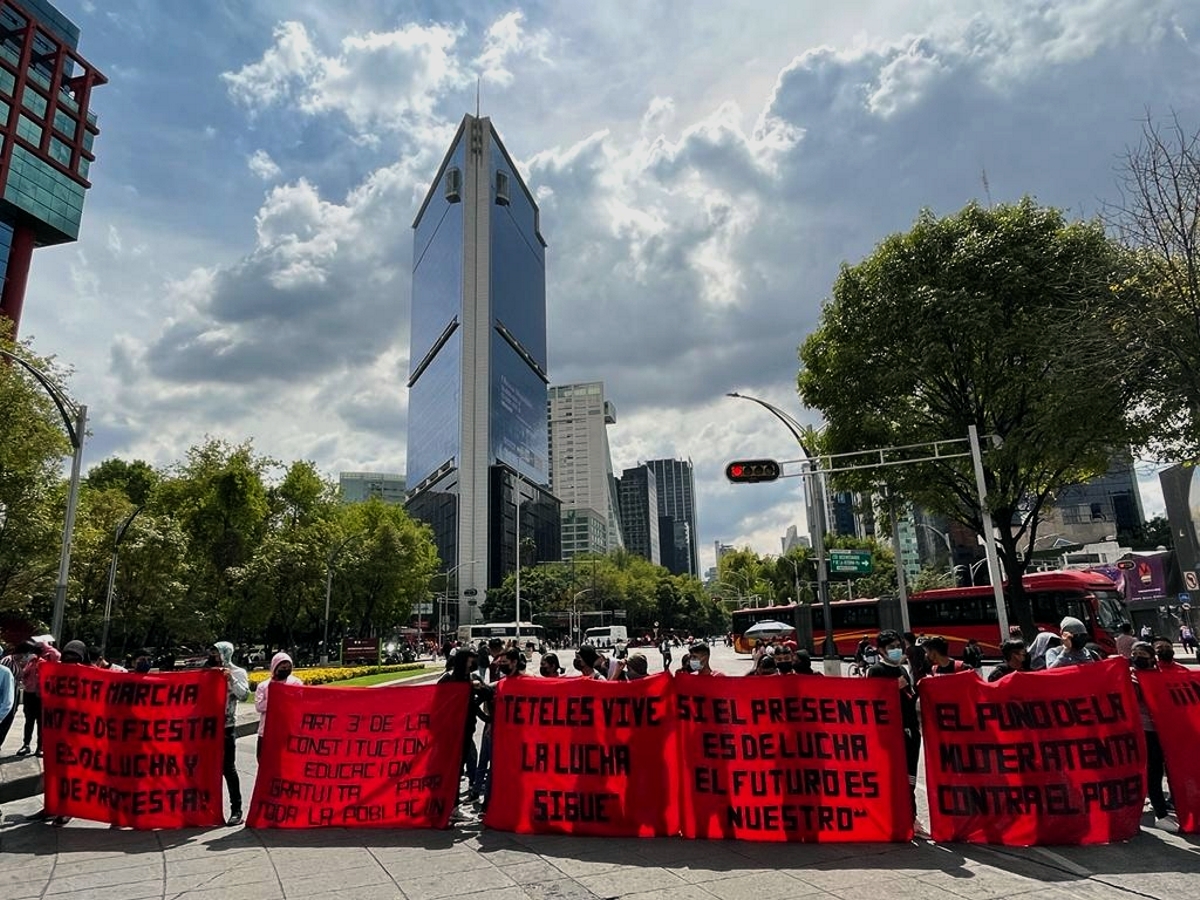 bloquean normalistas cruce de Reforma e Insurgentes