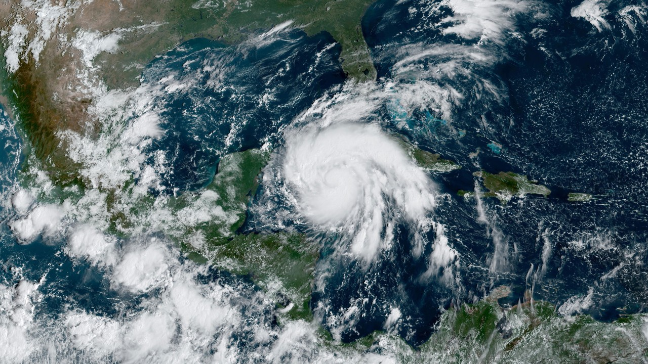 Ian ya es huracán categoría 2. Ocasionará lluvias de fuertes a muy fuertes en la Península de Yucatán y bajas temperaturas en varios estados.