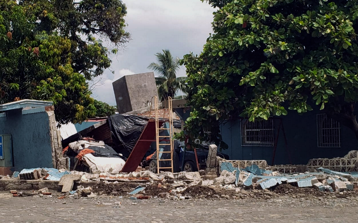 daños en casas y edificios en Colima y Michoacán