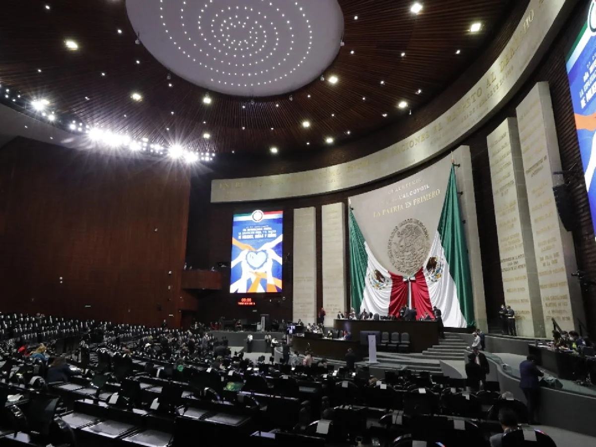 Acompañados de carteles, diputados opositores y de Morena se enfrascan y discuten en el Congreso por la iniciativa de la Guardia Nacional.