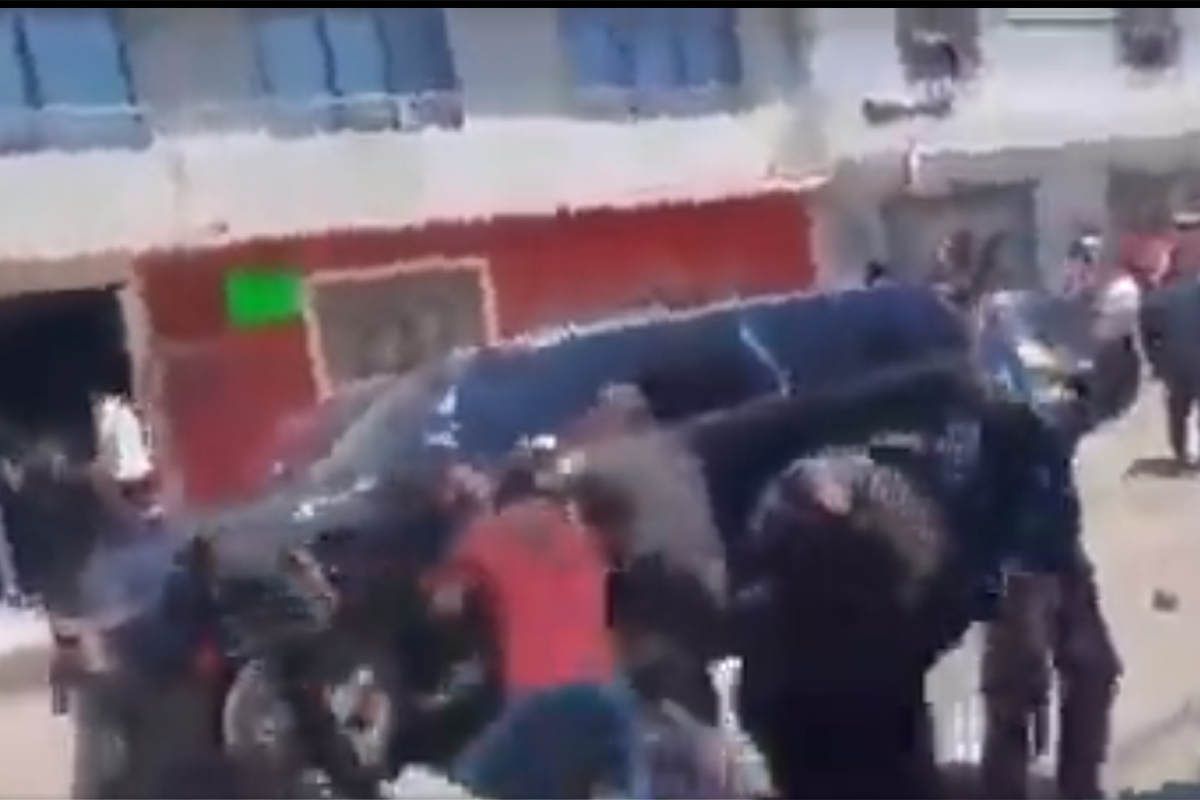 Ante la caída de un tanque de agua que mató a 2 personas, habitantes de San Martín Texmelucan en Puebla corren a pedradas a la alcaldesa.