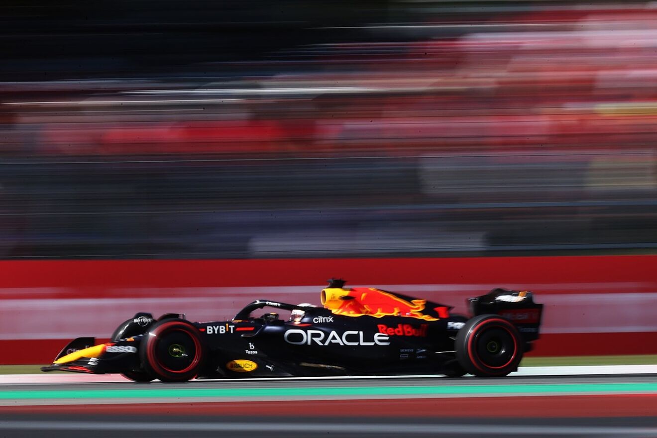 A pesar de arrancar séptimo, Max Verstappen vuelve a venir de atrás y termina primero en el circuito de Monza para ganar el GP de Italia.