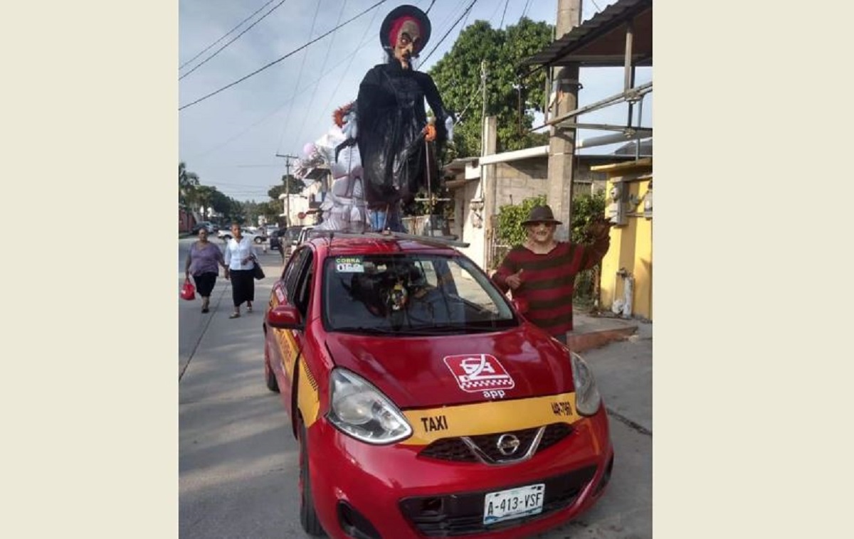 Taxista se disfraza para ofrecer