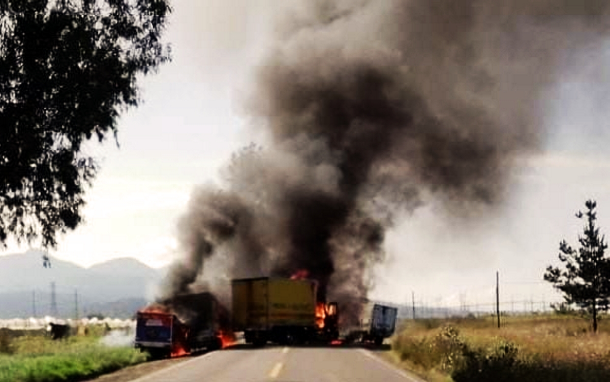 normalistas queman vehículos en Michoacán