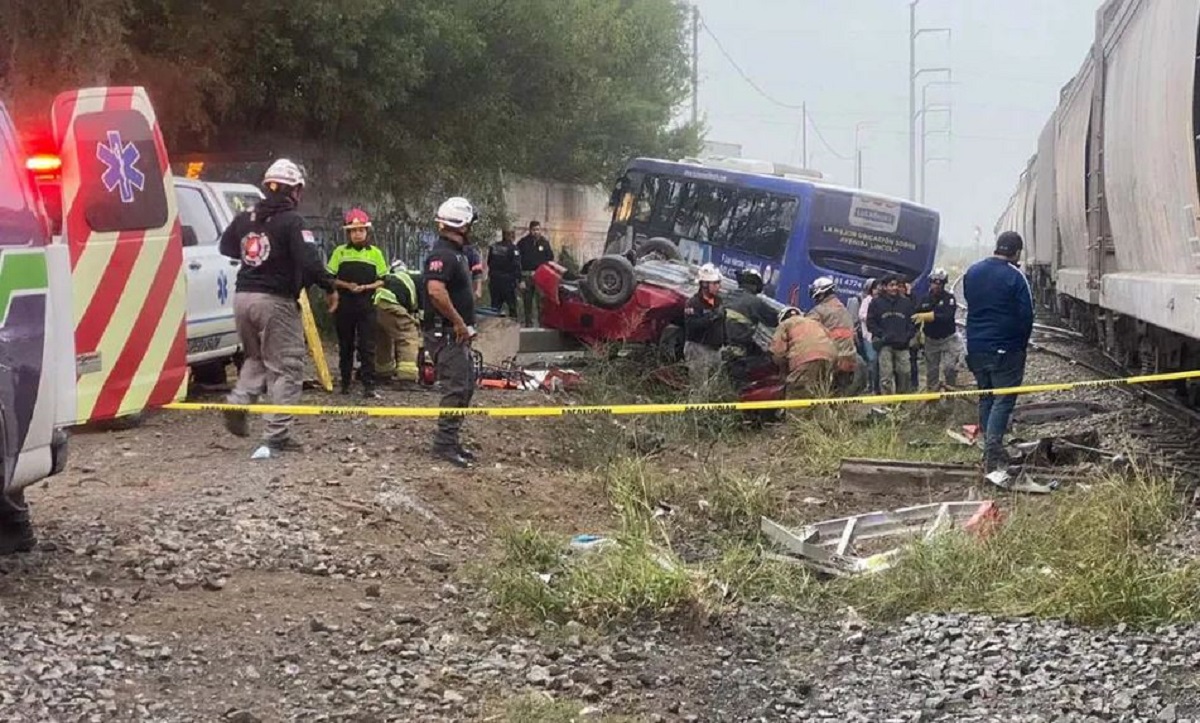Tren embiste auto y camión urbano