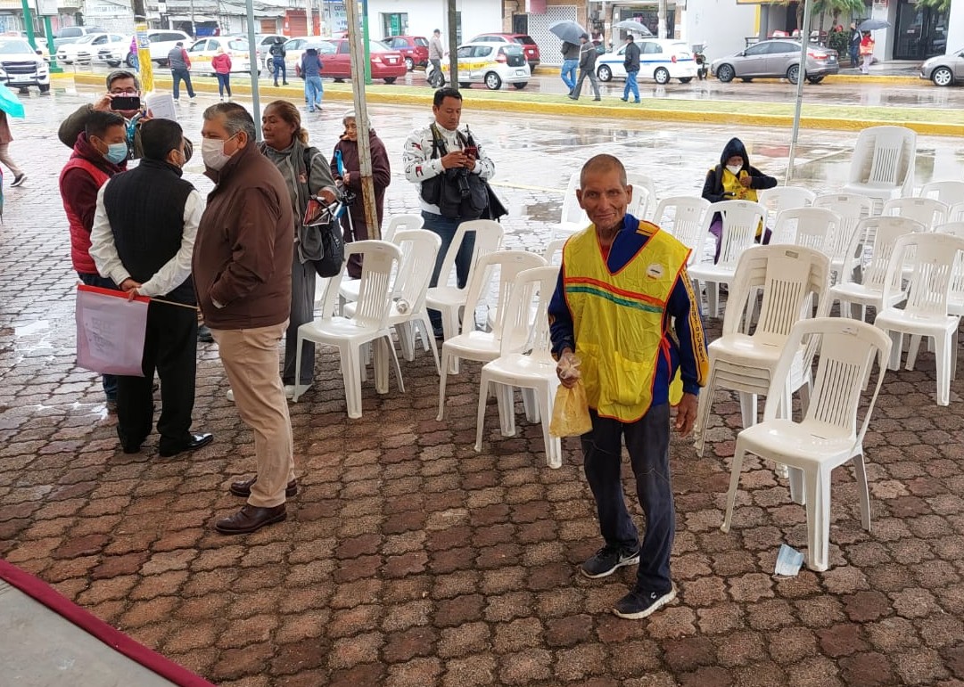 un señor se puso a inhalar resistol