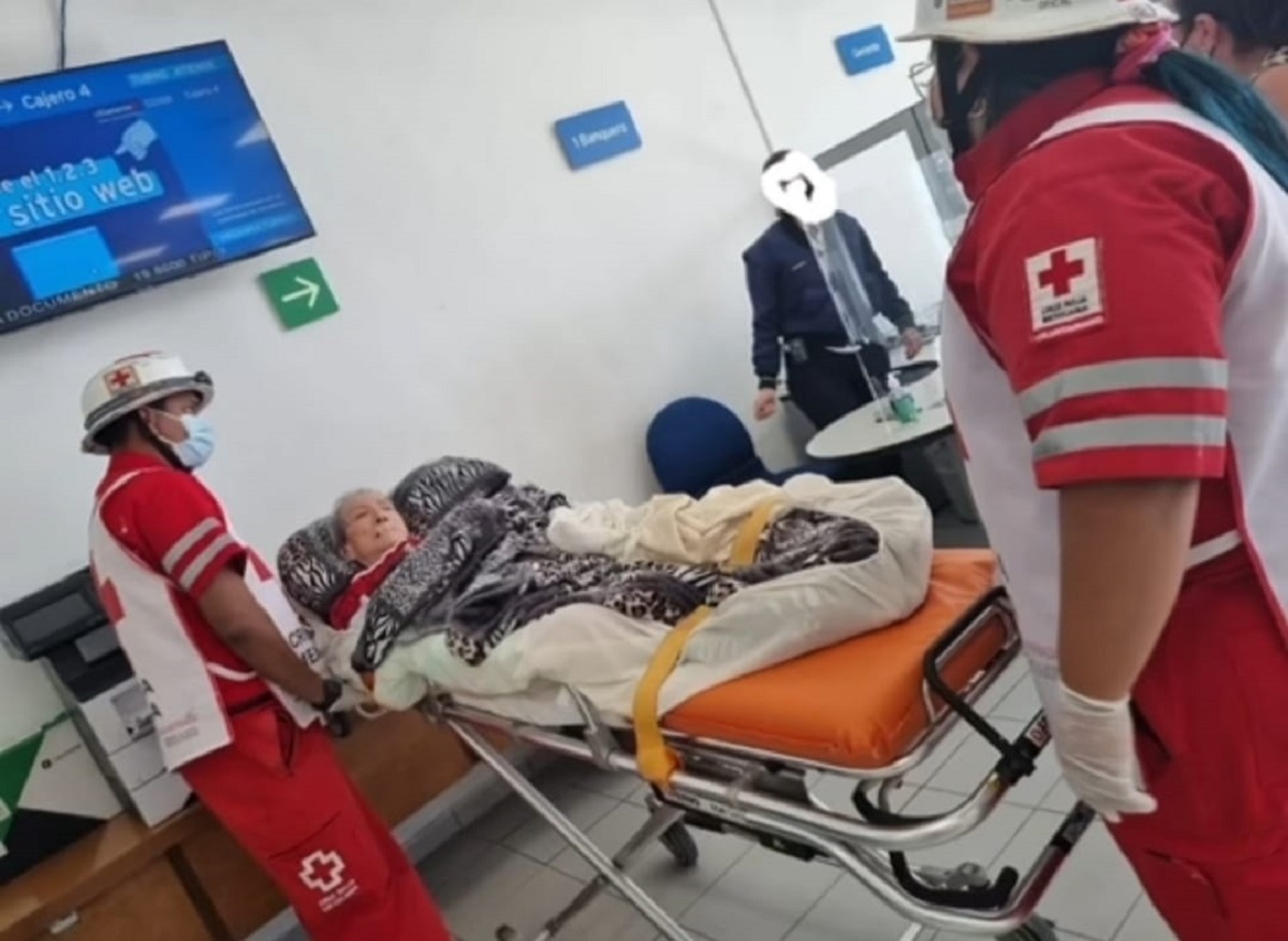 Banco obligó abuelita en cama