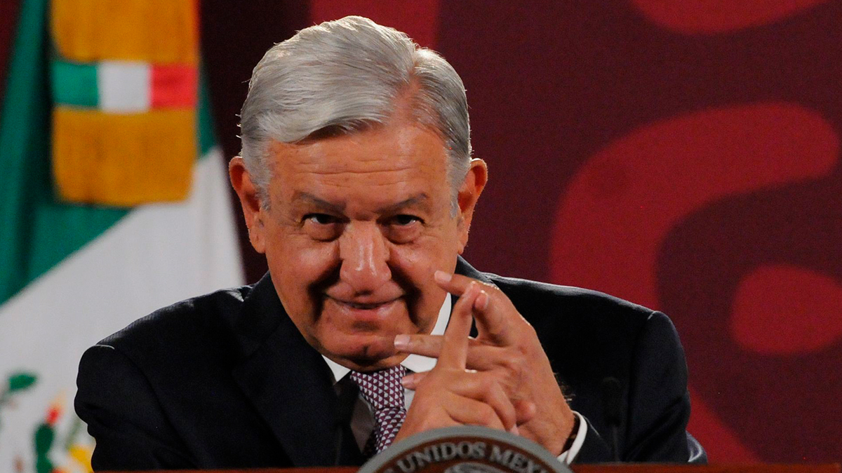 En su mañanera de hoy, AMLO critica por segundo día consecutivo a Juan Villoro pero también va contra Joaquin Cosio por defenderlo.