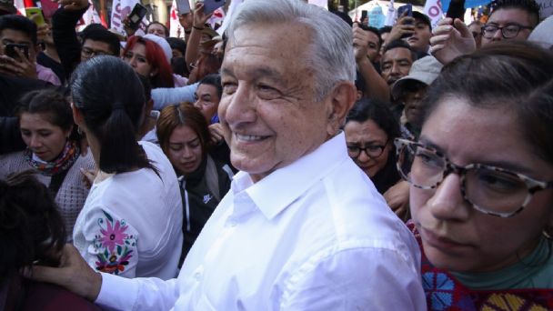 El presidente, López Obrador (AMLO) marcha del Ángel de la Independencia al Zócalo capitalino por sus primeros 4 años de gobierno.