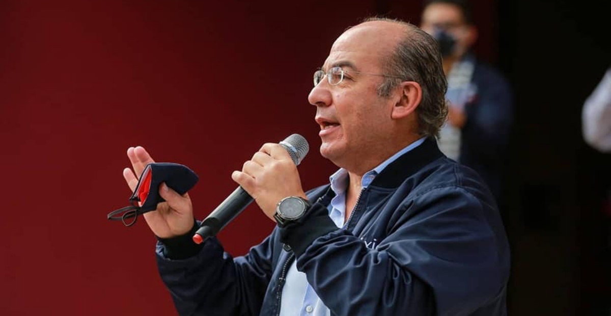 Por medio de su cuenta de Twitter, Felipe Calderón, denuncia la existencia de un supuesto desvío de recursos y acarreo en la marcha de AMLO.