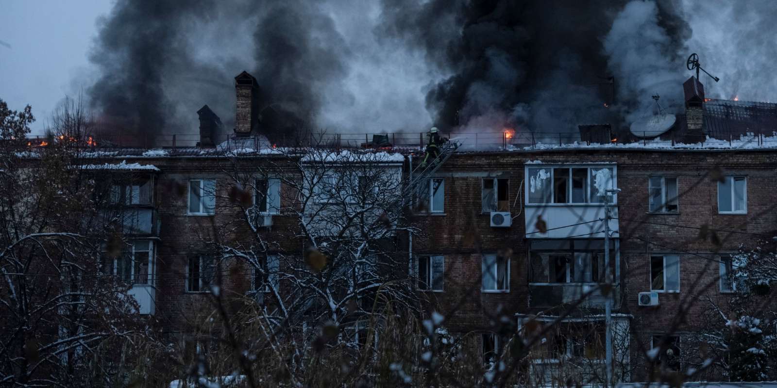 Ante los constantes bombardeos rusos, el alcalde de Kiev en Ucrania dice que hasta un 70% de la ciudad está sin electricidad.