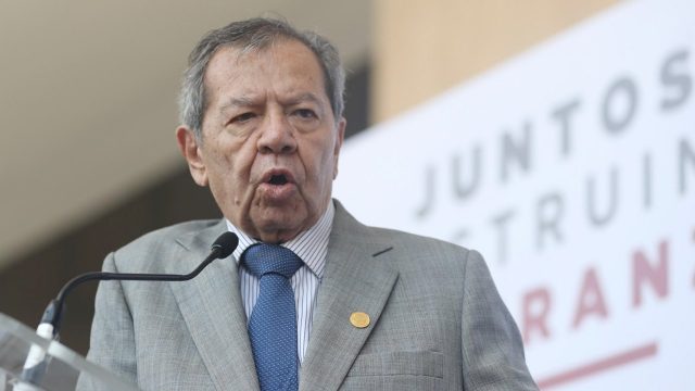 “El que todo debe, todo teme”, dice Muñoz Ledo sobre AMLO; llama a formar un frente democrático contra la reforma electoral.