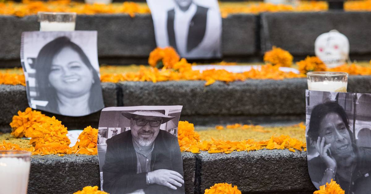 Ante el altar que se colocó en la capital, diversas organizaciones aseguran que México está en deuda con los periodistas asesinados.