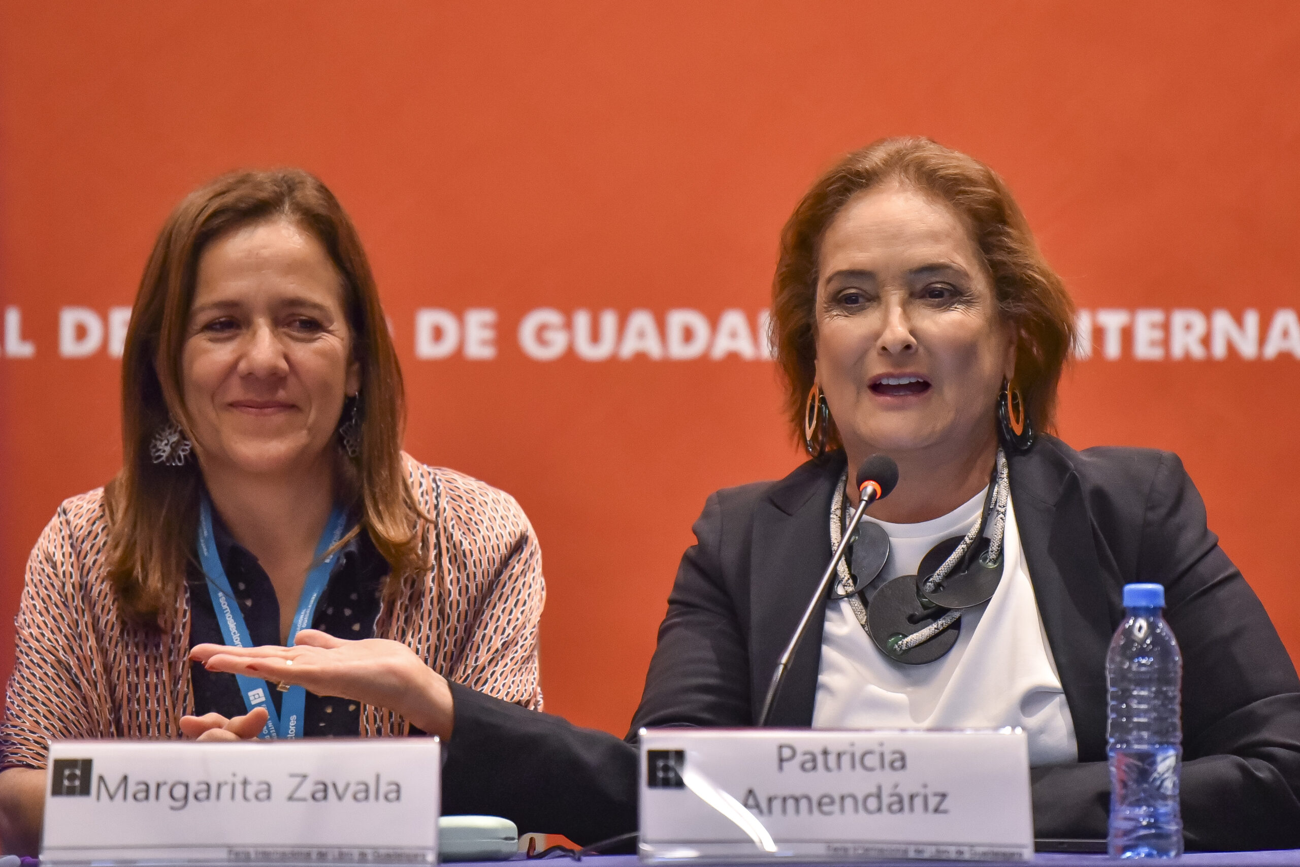 Durante su participación en la FIL de Guadajalara, un grupo de asistentes abuchean a Paty Armendáriz por elogiar a AMLO en el evento.