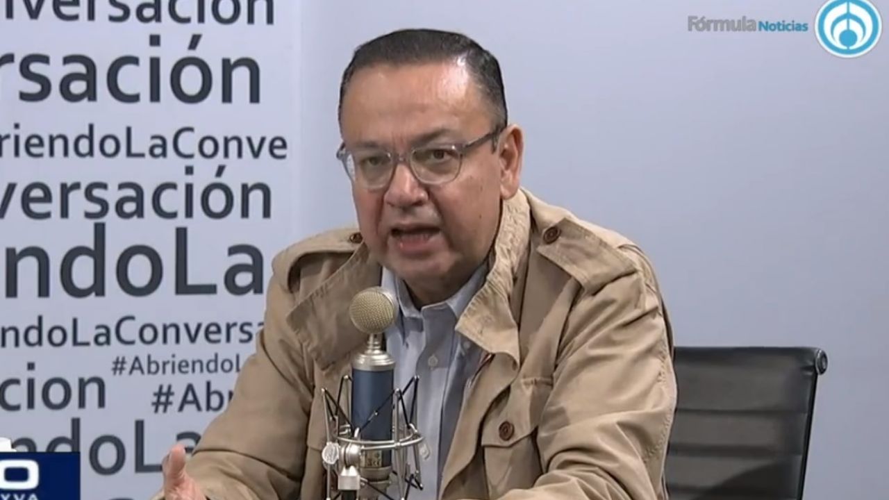 En el programa 'Por La Mañana', un senador del Grupo Plural critica la elaboración de la encuesta del INE en la reforma electoral.