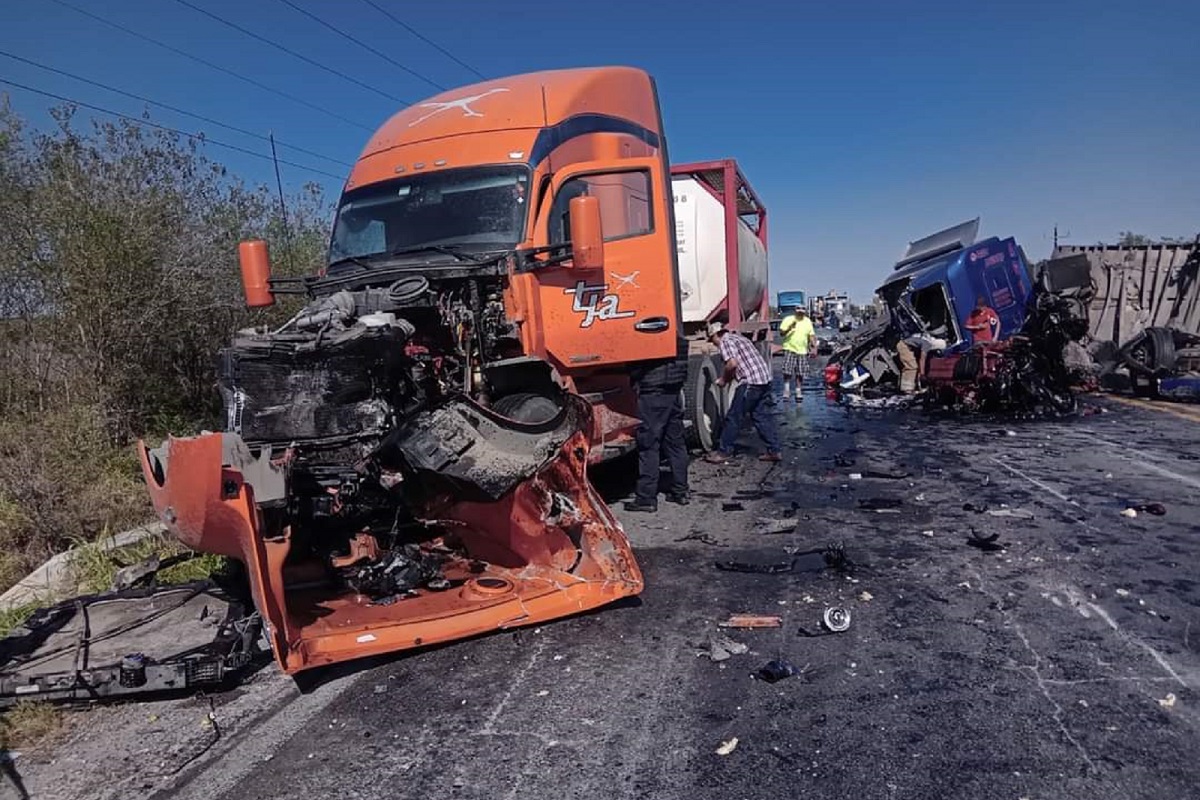 Tráiler choca y pierde motor en San Fernando