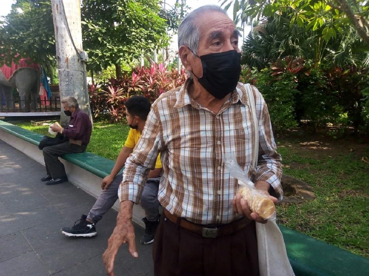 Abuelitos empacadores ahora de vendedores