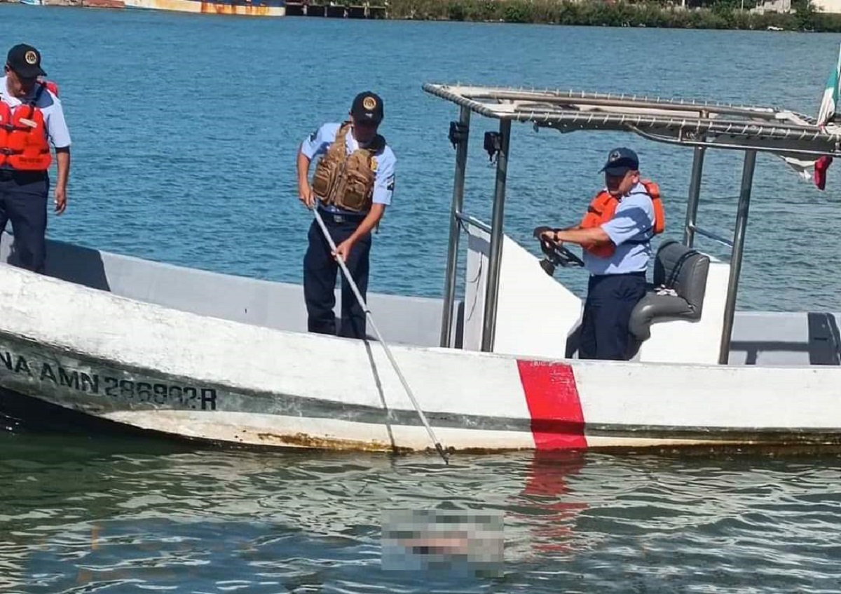 Encuentran cuerpo flotando