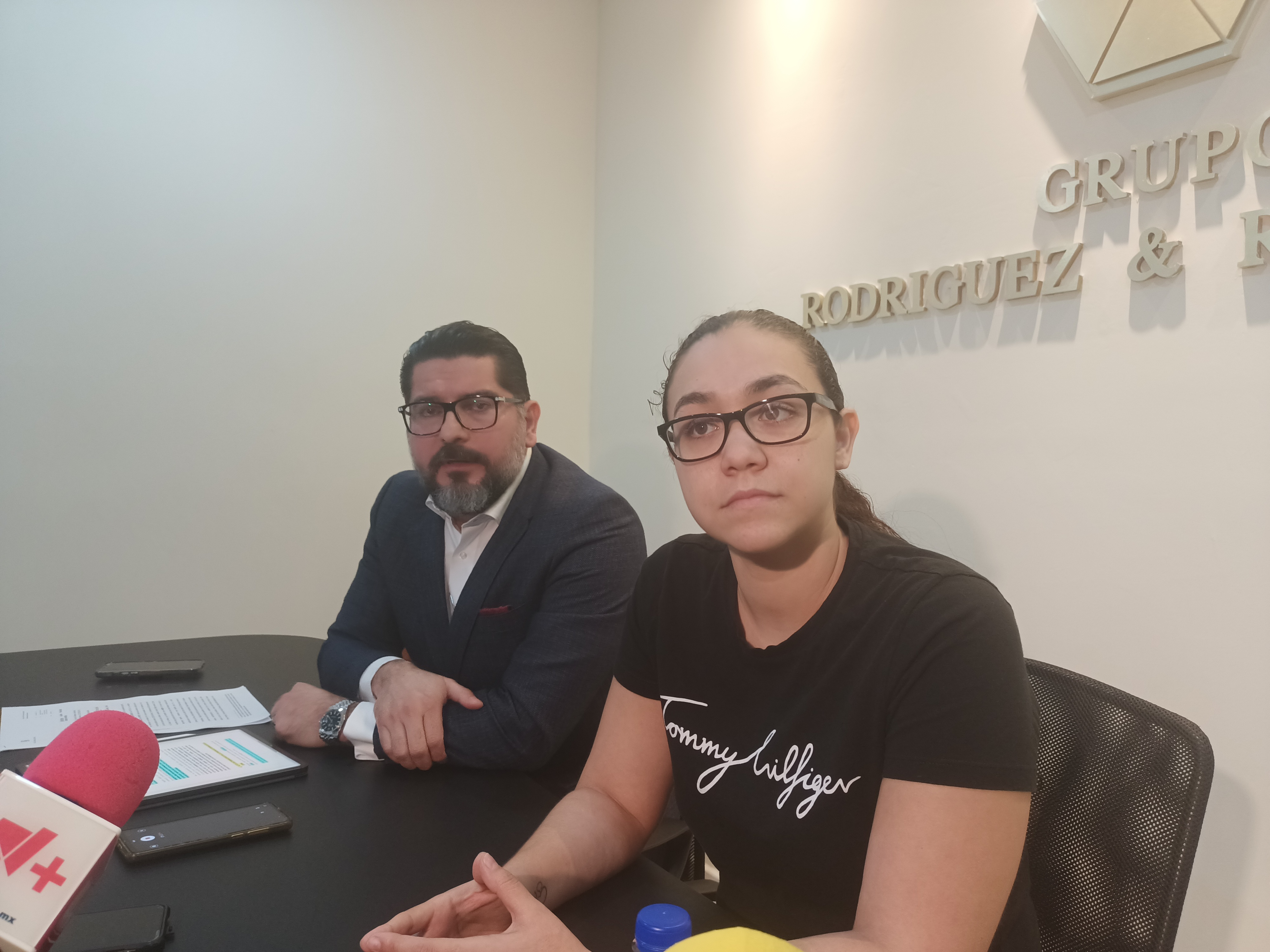 Pareja de mujeres acusa a Axa