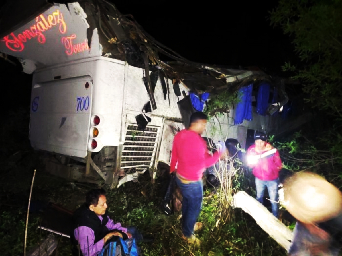Cae autobús a un barranco en Oaxaca