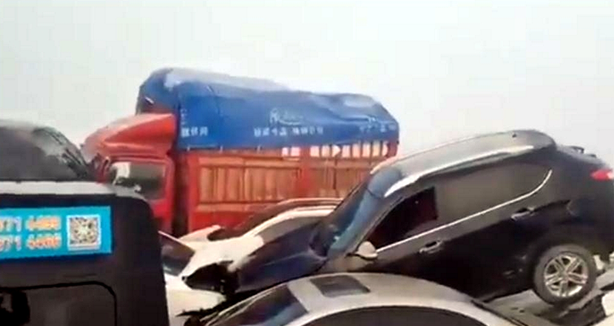 [Video] Choque múltiple entre 200 autos deja un muerto en China