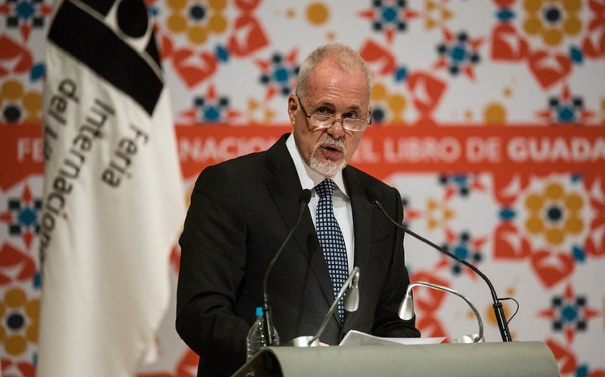 A pesar de la lluvia de críticas, el presidente de la FIL de Guadalajara, Raúl Padilla López, descarta algún tipo de conflicto contra AMLO.