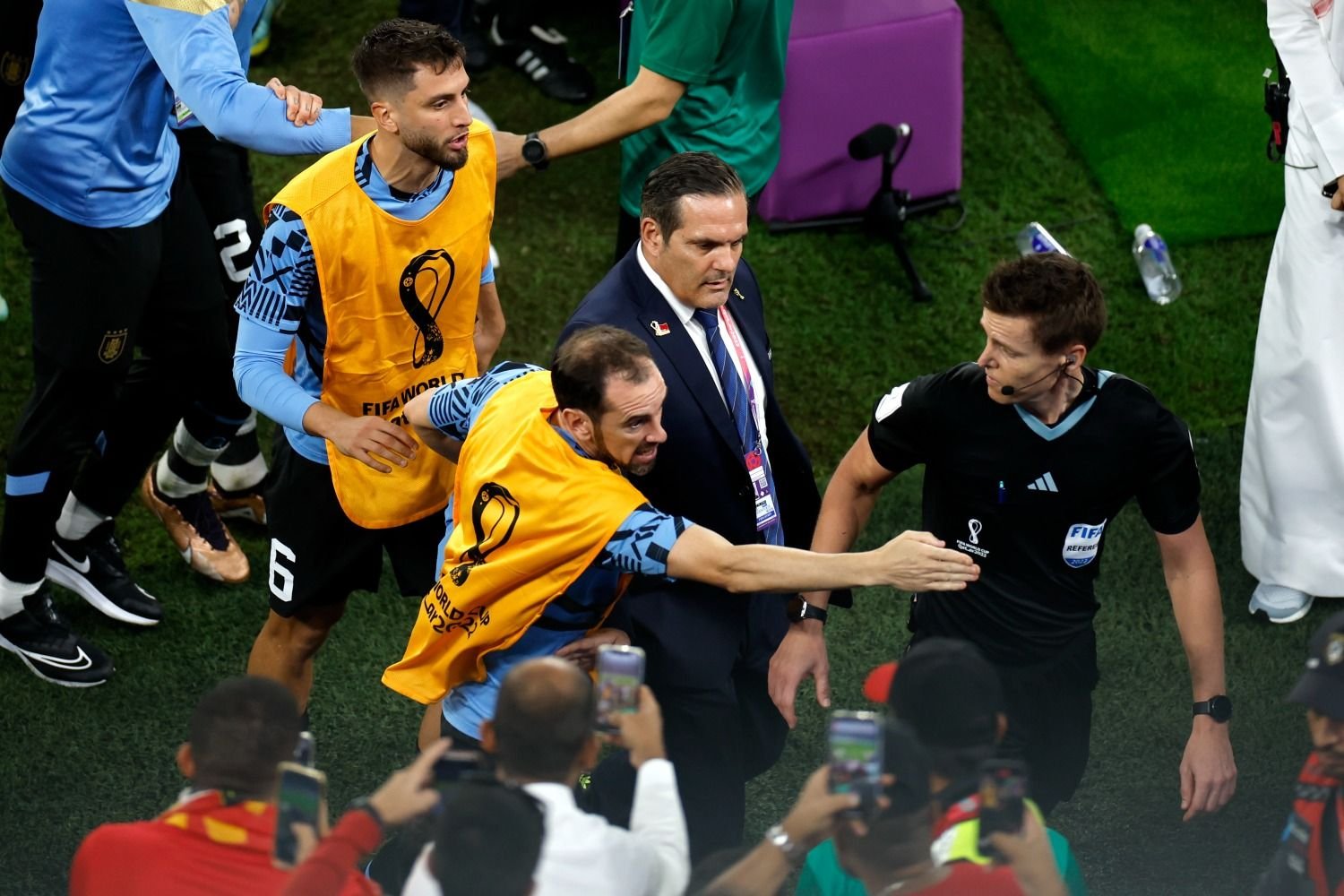 Luego de su eliminación en la Copa del Mundo de Qatar 2022, los jugadores uruguayos explotan contra el VAR y los árbitros.