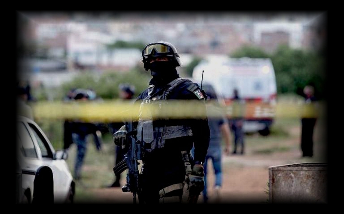 asesinan a tres personas