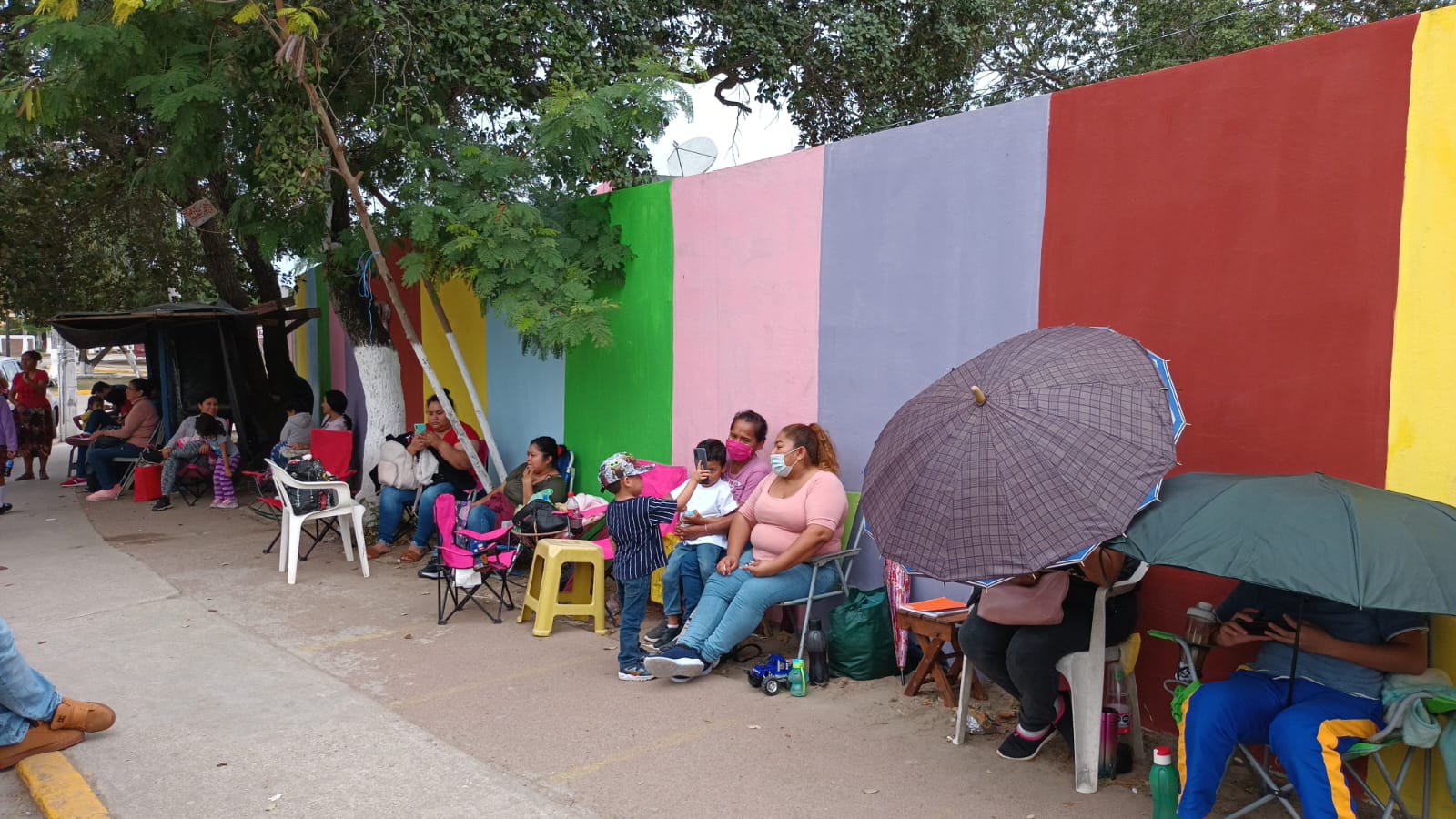 Padres de familia durmieron