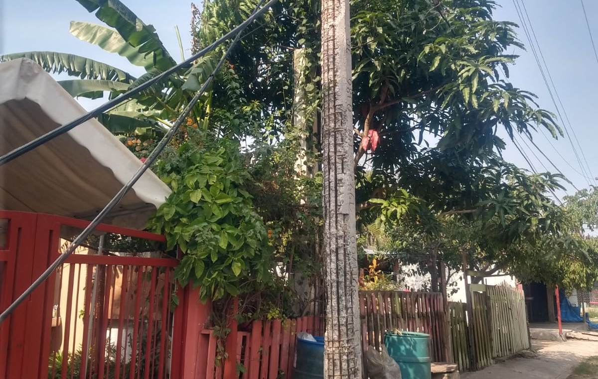 Se derrumbó un poste de concreto
