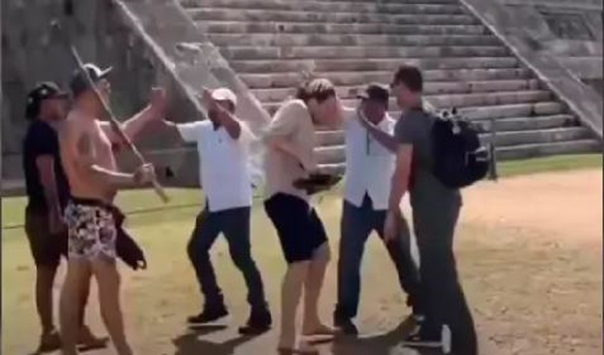 Golpean a turista por subir pirámide