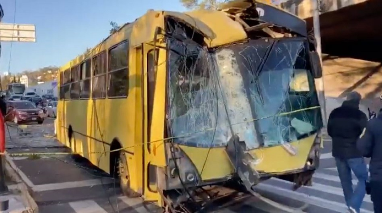 Camión de pasajeros chocó contra